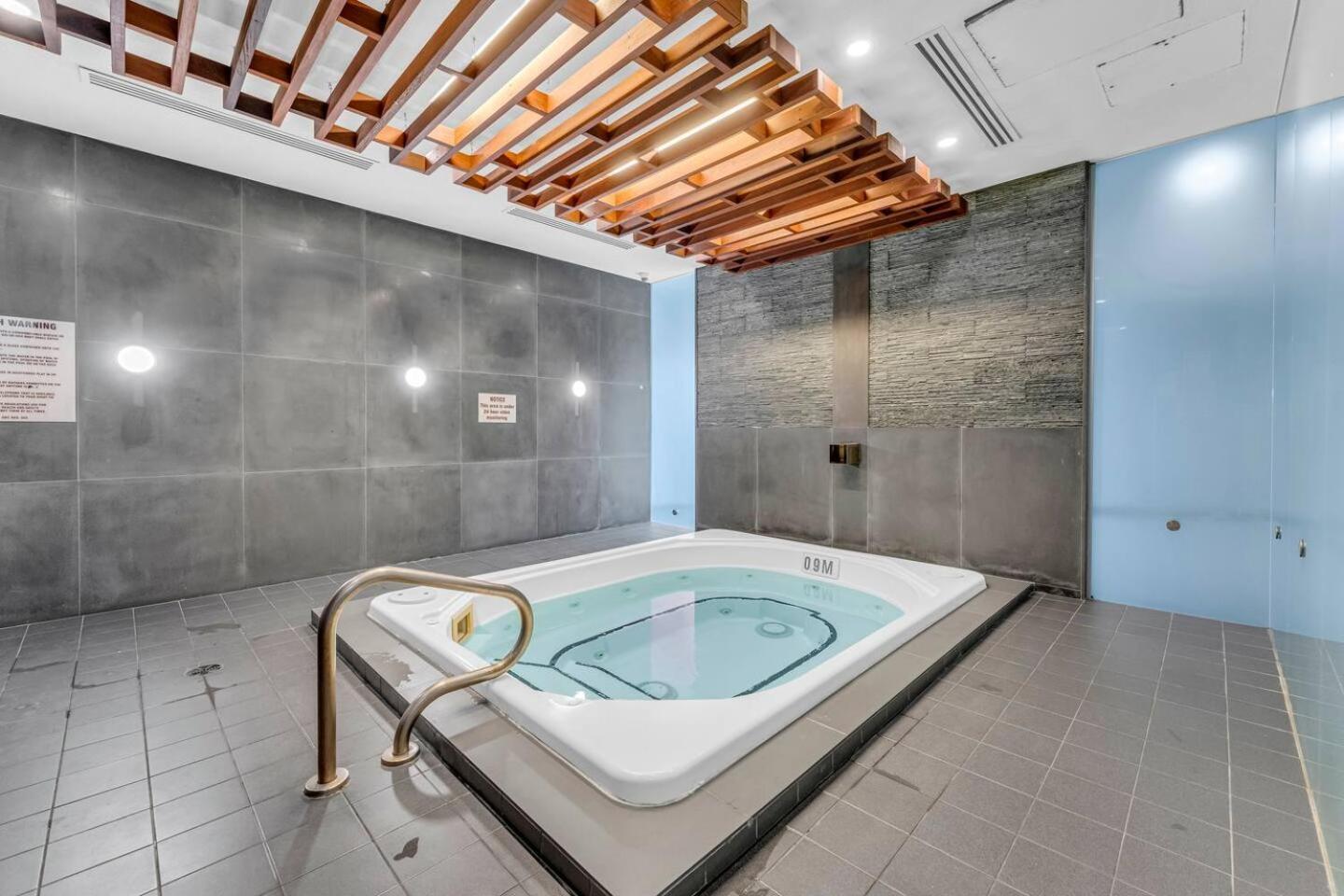 3 Bedroom Beside Cn Tower With Parking Downtown Toronto Zewnętrze zdjęcie