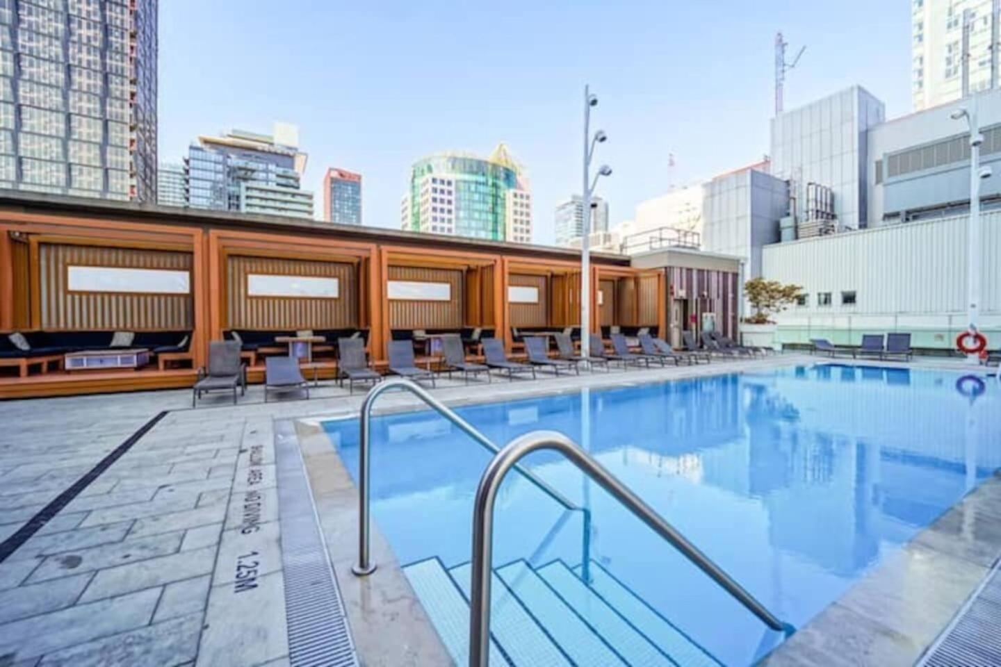 3 Bedroom Beside Cn Tower With Parking Downtown Toronto Zewnętrze zdjęcie