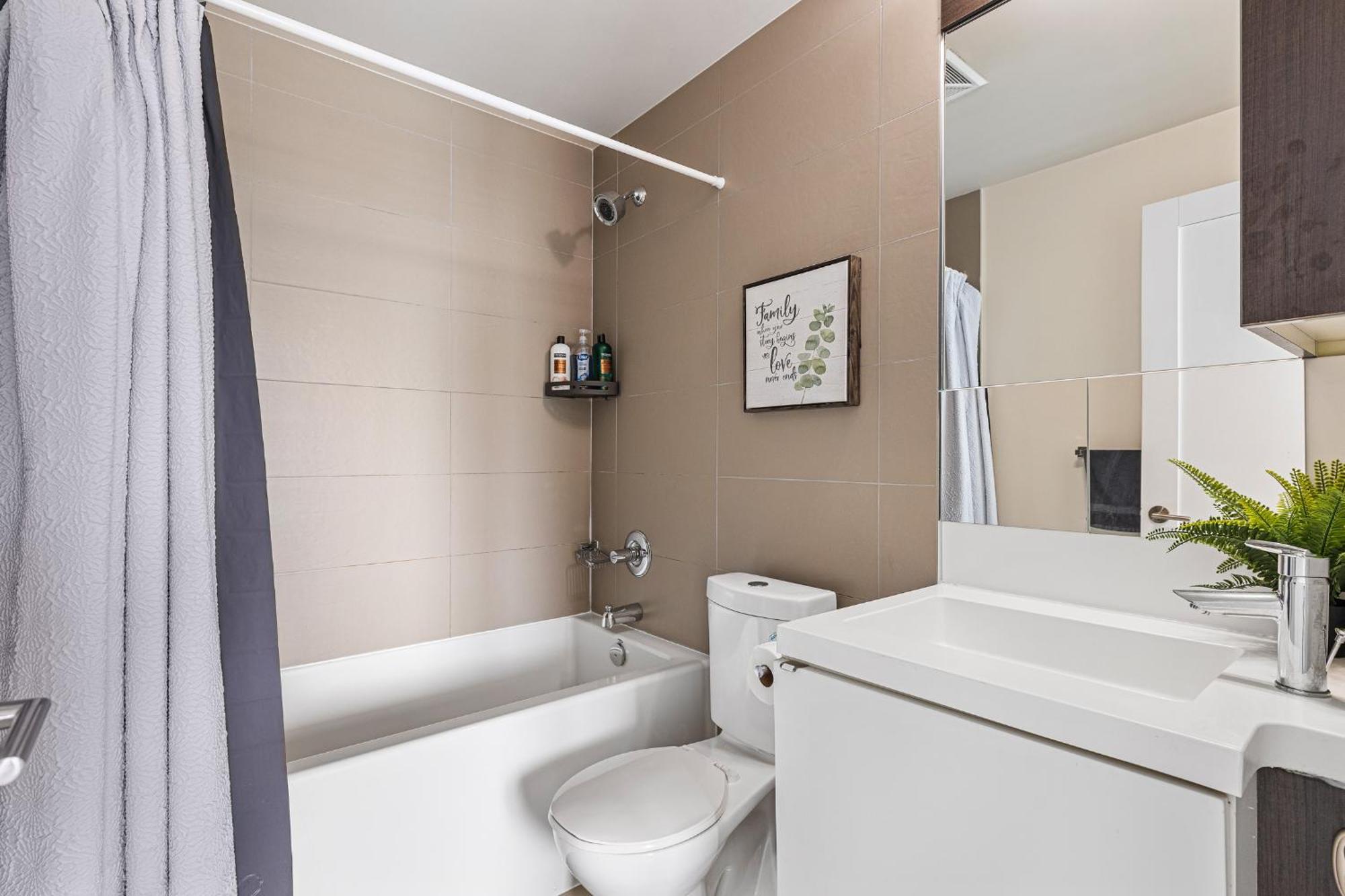 3 Bedroom Beside Cn Tower With Parking Downtown Toronto Zewnętrze zdjęcie